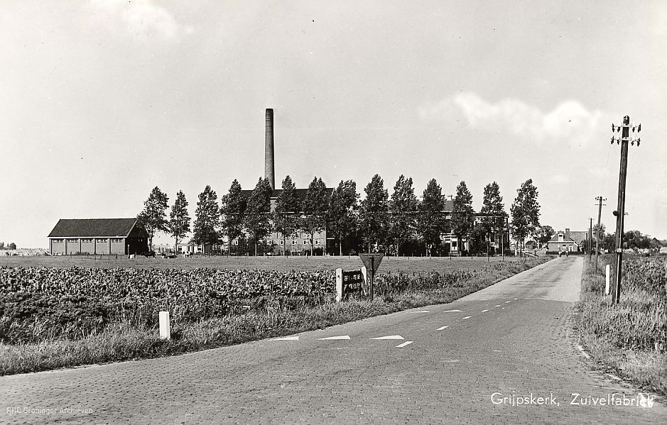 Grijpskerk, Zuivelfabriek, ansicht uit 1964. - www.beeldbankgroningen.nl (1986-11242)