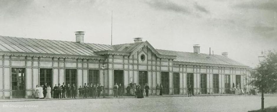Het oude stationsgebouw van voor 1896.