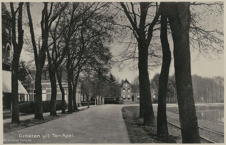 <p>De Hoofdstraat in Ter Apel, waar de familie From de winkel had,&nbsp;ca. 1930-1940.- Foto: F.C.W.H. Lunow, Groninger Archieven</p>
