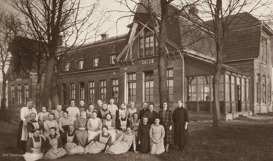 <p>Bewoonsters van het vrouwenpaviljoen Salem van de TCL in 1920. &ndash; Foto: collectie Groninger Archieven</p>
