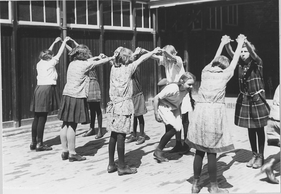Spelende meisjes, ca 1920-1940. - Foto: P.B. Kramer, www.beeldbankgroningen.nl (1785-17325)