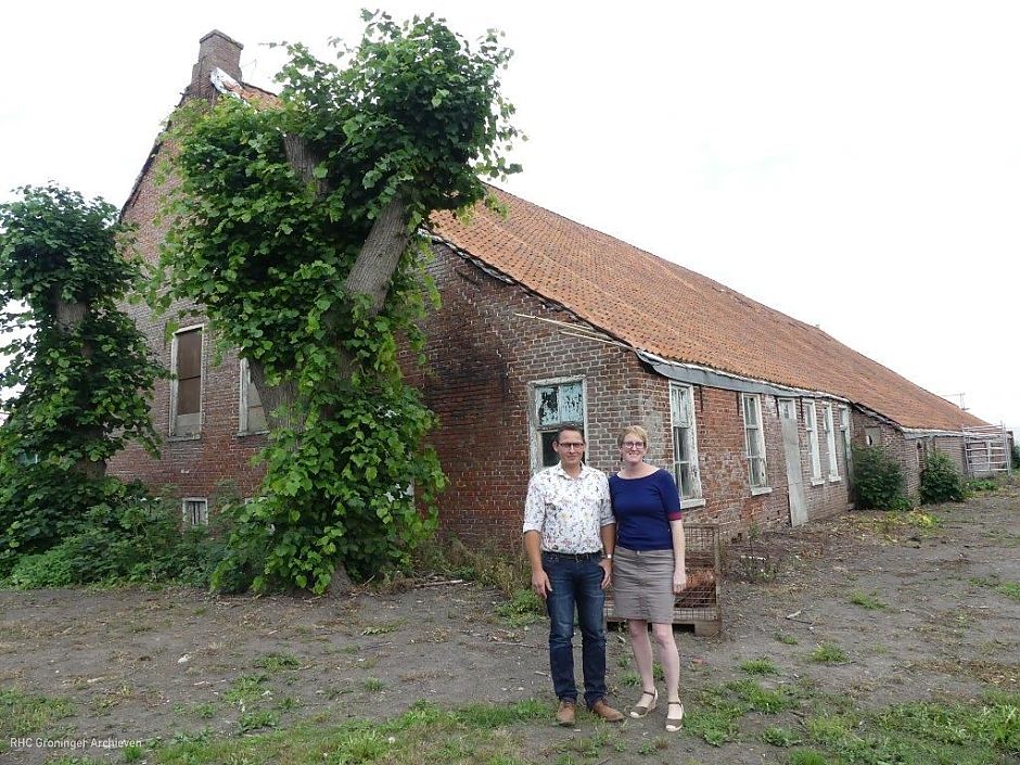 <p>Een van de oudste boerderijen in het Oldambt (1771) wordt nu gerestaureerd. Karin Bakker en Ronny Sausel&eacute; zetten hun schouders onder dit megaproject. &ndash; Foto: Cees Stolk</p>
