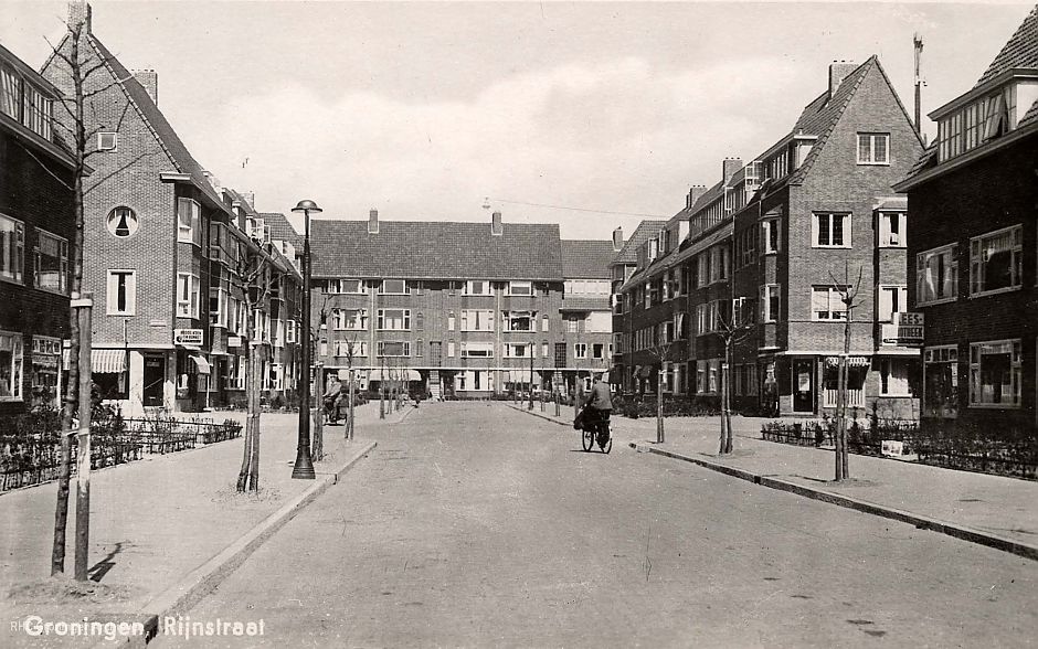 De Rijnstraat, parallel aan de Berkelstraat, waar dit verhaal zich afspeelt, ca. 1948. - Ansicht: G. Bakker, www.beeldbankgroningen.nl (1986-05072)