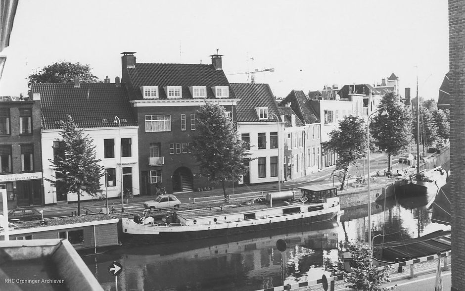 De Turfsingel gezien vanuit de Vlasstraat. Het hoge gebouw in het midden bevat nog delen van het grote 17e-eeuwse pand. - Foto: J. Henkel, www.beeldbankgroningen.nl (1785-25519)