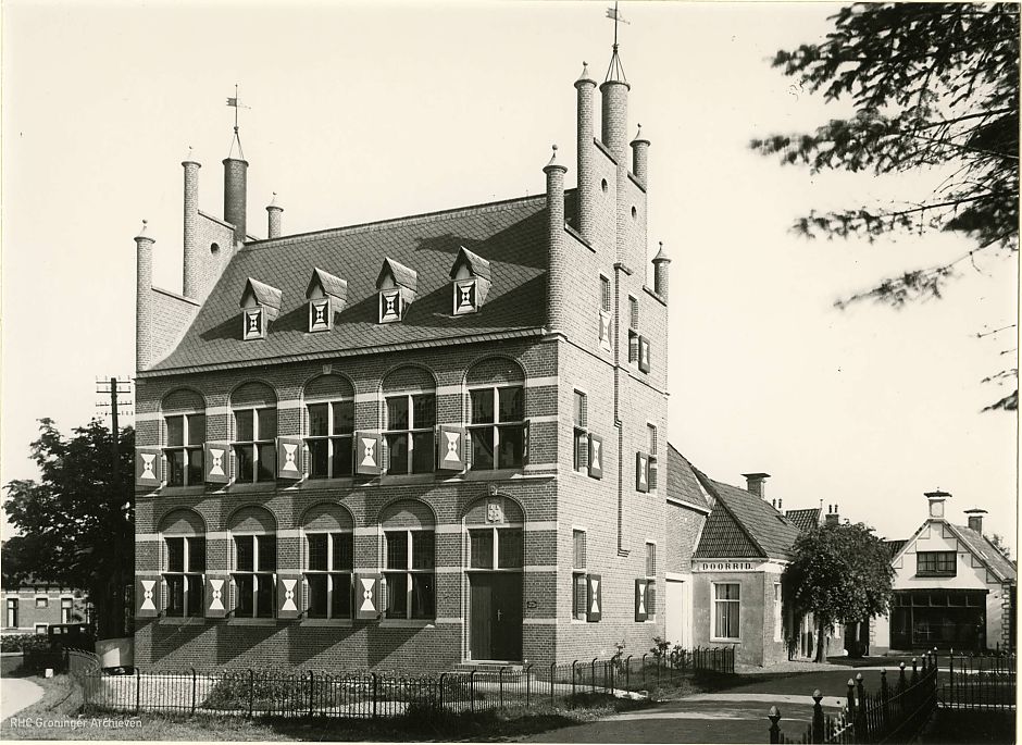 Het oude gemeentehuis van Zuidhorn, tegenwoordig een restaurant, is ook ontworpen door Siekman. - Foto: www.beeldbankgroningen.nl