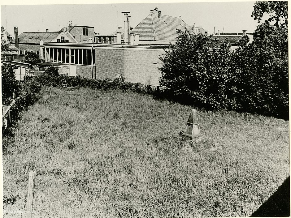 <p>De joodse begraafplaats in Winschoten, ca. 1960-1970. - Foto: www.beeldbankgroningen.nl (818-17899)</p>
