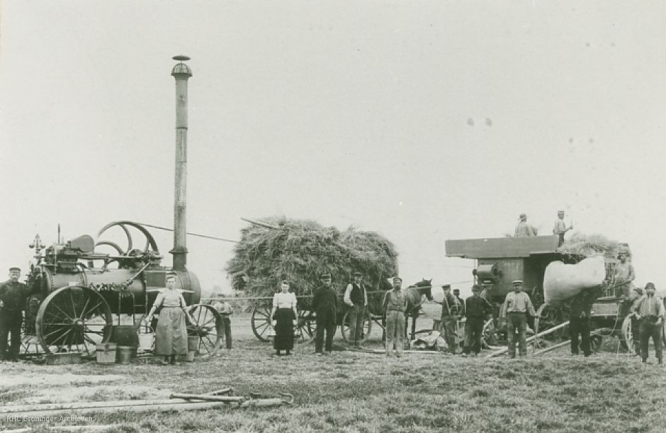 Dorsen van de graanoogst met een stoommachine, ca. 1895. - Foto: www.beeldbankgroningen.nl (818-12505)