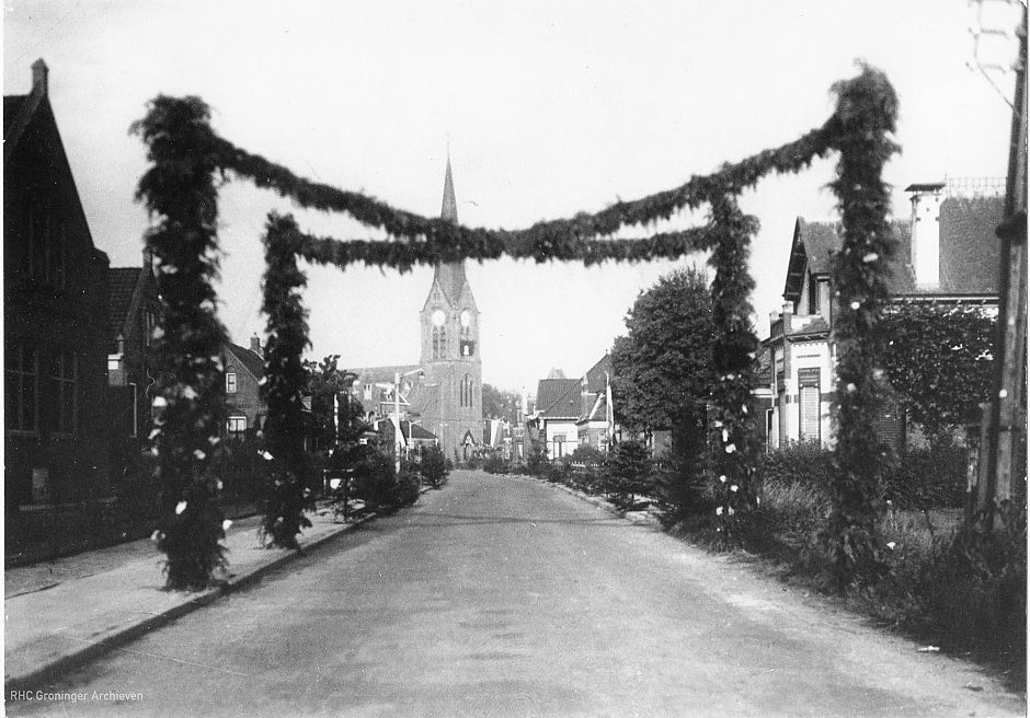 <p>Ereboog voor het 100-jarig bestaan van de Rooms Katholieke parochie in 1946. Foto: www.beeldbankgroningen.nl (818-7923)</p>
