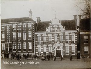 <p>Het laboratorium van Stratingh achter diens huis aan de Ossemarkt 5, 1890, Foto: J.G. Kramer www.beeldbankgroningen.nl [1785_13864]</p>
