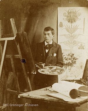 <p>Albert Hahn poseert als decoratieschilder, ca. 1894-1896. &ndash; Foto: Collectie Groninger Archieven</p>
