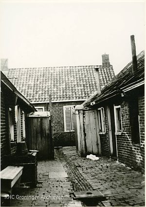 Verkrotte woningen in het centrum van Zoutkamp, eind jaren '50.