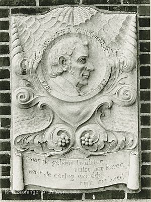 <p>Herdenkingssteen voor Johannes Kerkhoven 1785-1859. - Foto: M.A. Douma, www.beeldbankgroningen.nl (818-07621)</p>
