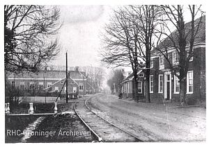 De Hoofdweg in Finsterwolde in 1915. Linksachter Hotel Hommes. - Foto: collectie Kruize, CHC Oldambt