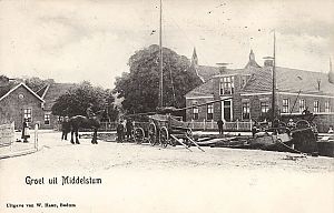 Groet uit Middelstum: Scheepsjager te paard bij de haven met turfschepen, ca. 1905. Ansicht: W. Haan, www.beeldbankgroningen.nl (1986-12876)
