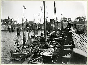 Visserschepen in de buitenhaven van Zoutkamp, 1915. - Foto: www.beeldbankgroningen.nl