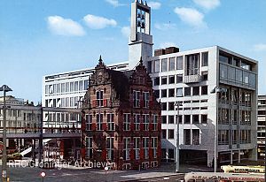 Groningen, goudkantoor met daarachter de aanbouw van het stadhuis, ca 1960. - Ansicht: Sleding, www.beeldbankgroningen.nl (1986-01818)
