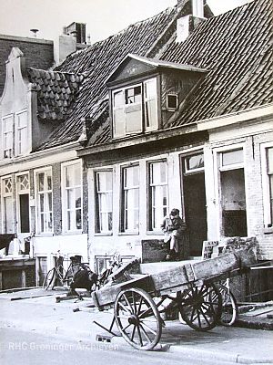  Handkar van een voddenman aan de Turfsingel. (Uit: Verdwenen plekjes ... Groningen 1955-1965, K. van der Hoef, foto’s: Warner Folkers)