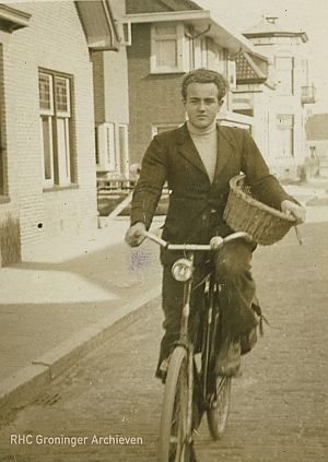Dolf Boon met een broodmand op de fiets, 1945. - Foto: archief familie Boon
