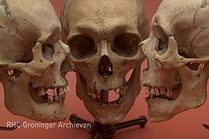 De schedels van de drie misdadigers.