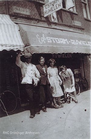 Rijwielhandel Egbert Storm aan de Bedumerweg. In het midden de tweeling Johannes en Johanna Storm, ca. 1937. Foto: familie Boot