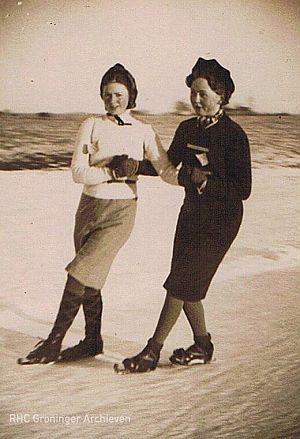 Mary Duisterwinkel en Alie Wolters op de ijsbaan in Aduard, ca. 1950 - Foto: fam. Vrieling