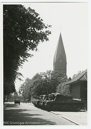 <p>Canadese tanks staan na de bevrijding geparkeerd naast de kerk in Haren. - Foto: (2138-5041) collectie Groninger Archieven</p>
