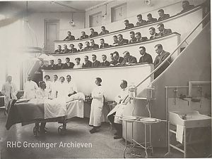 Professor Koch in een collegezaal van het academisch ziekenhuis, ca 1925. - Foto: collectie Fischer, www.beeldbankgroningen.nl (1785-20668)