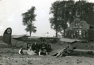 <p>De kerktoren van Spijk, ca. vier maanden na het uitbreken van de oorlog. Spijk, 1940.&nbsp;<em>Foto Folkers, Groninger Archieven</em></p>
