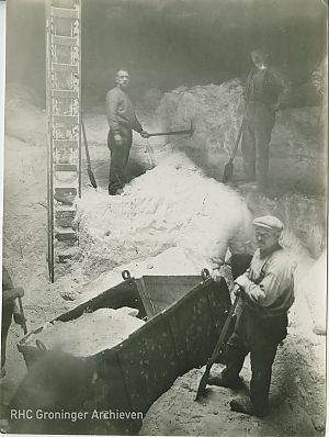 Het lossen van chilisalpeter door Delfzijlster bootwerkers, ca. 1920. - Foto: www.beeldbankgroningen.nl (818-02121)