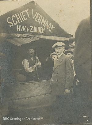 <p>Kinderen bij de schiettent van H.W. van Zuiden op de kermis van Sappemeer in 1922. &ndash; Foto: collectie C.H. Peters, Groninger Archieven</p>
