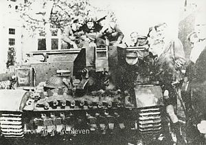 <p>Een Poolse tank bij de Buinersluis. - Foto: Collectie SHC Stadskanaal</p>
