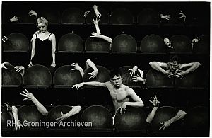 <p>Leerlingen van de Stichting Vooropleiding Theater in het Grand Theatre, ca. 1985-1990. - Foto: Ellen Kooi, www.beeldbankgroningen.nl (2290-4870)</p>
