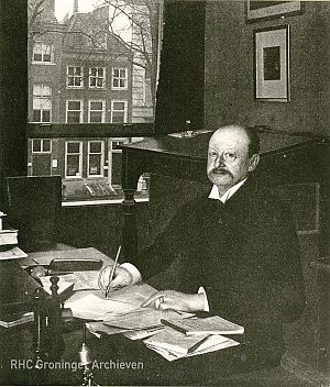 <p>Mr. H. Goeman Borgesius aan zijn bureau, 1907. - Foto:&nbsp;A.J.V. de Veer, www.beeldbankgroningen.nl (818-23713)</p>
