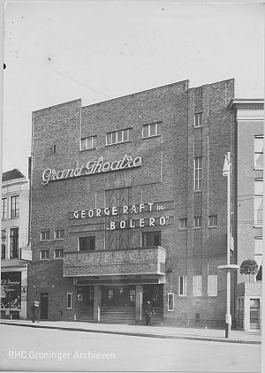 <p>Het Grand Theatre in 1934. De bioscoop draait de film Bolero&nbsp;met George Raft. - Foto: P.B. Kramer, www.beeldbankgroningen.nl (1785-4778)</p>
