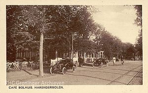 <p>Caf&eacute; Bolhuis aan de Rijksstraatweg, ca. 1915. - Foto: collectie Groninger Archieven</p>

