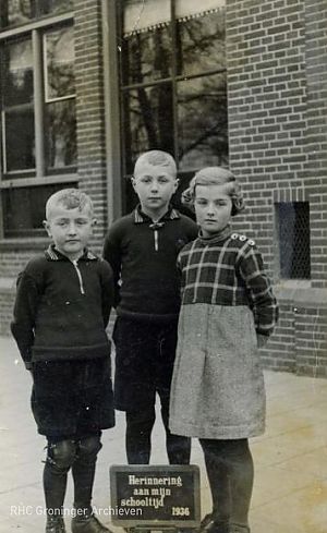 Dolf (met leren knielappen), Johan en Corrie Boon uit Uithuizen, 1936 - Foto: familie Boon