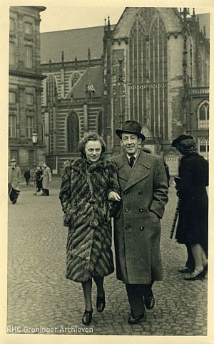 <p>Dinie Aikema en Gerrit Boekhoven, beiden lid van de Groep De Groot, op de Dam in Amsterdam, ca. 1942-1944. &ndash; Foto: Groninger Archieven</p>
