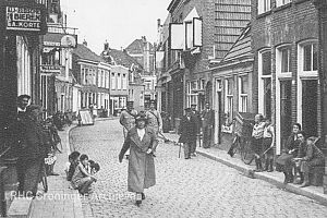Nieuwstad, ca. 1935. Het huis was aan de rechterkant, achteraan. - Foto: www.beeldbankgroningen.nl (1785-17519).
