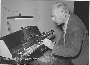 Frits Zernike bij zijn galvanometer, foto Piet Boonstra, Groningen, 1953, RHC Groninger Archieven (1785-16959)