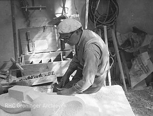 Willem Valk in zijn atelier aan de Veenweg, 1955.