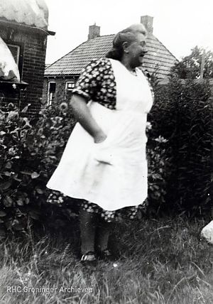 Moeke Boon met wit schort in het achtertuintje, 50 jaar. Helena Zant, geboren: 9 november 1900, Wehe-den-Hoorn. Overleden: 18-6-1991