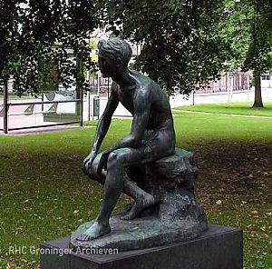Zittende jongeling, door Fré Jeltsema. - Foto: Harry Perton