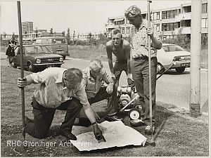 <p>Bewoners maken zelf een plan om het groen in Lewenborg aan te pakken, ca 1970-1975. &ndash; Foto: Persfotobureau D. van der Veen, Collectie Groninger Archieven</p>
