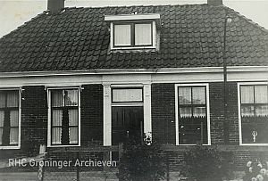 Het ouderlijk huis in Aduard uit de jaren '40-50, een huis waar ik goede herinneringen aan heb. - Foto: familie Duisterwinkel