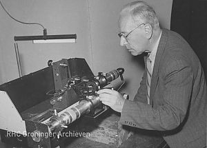 Prof. dr. Frits Zernike bij zijn galvanometer, 1953. - Foto: Fotobedrijf Piet Boonstra, www.beeldbankgroningen.nl (1785-16959)