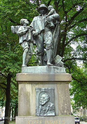 Monument voor Jozef Israëls op het Hereplein in Groningen, naar zijn schilderij 'Langs moeders graf' - Foto: Gouwenaar via Wikimedia Commons