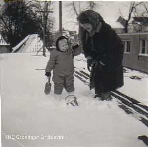 Mijn moeder en ik in de sneeuw. - Foto: familie Heddes