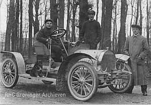 Derk Bakker (r.) en zijn Spijker-automobiel (circa 1910) - www.beeldbankgroningen.nl  (1785-5327).