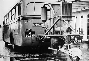 Stadsbus 15 met turfgasgenerator bij de Fongersgarage, 1941 - Foto: www.beeldbankgroningen.nl (818-5610).