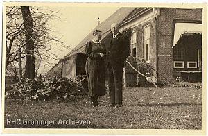 Herman Derk Louwes en Klaziena Sietje Spiets voor hun boerderij Nieuw-Midhuizen.